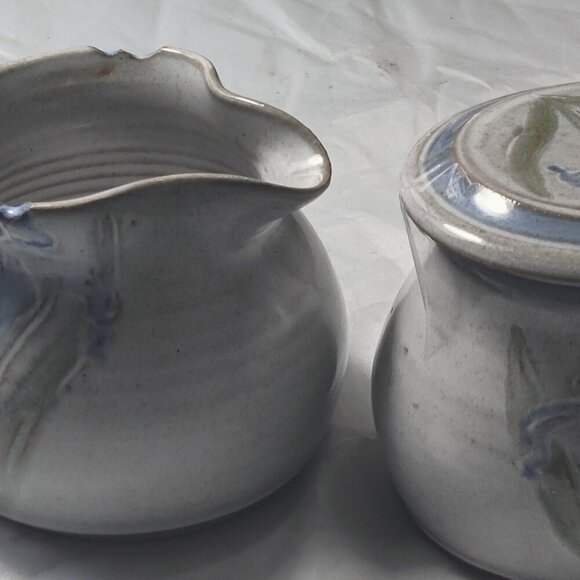 Handmade Pottery Cream & Sugar Set by Patricia Eggen, ' Iris" Pattern glazed - Picture 4 of 7